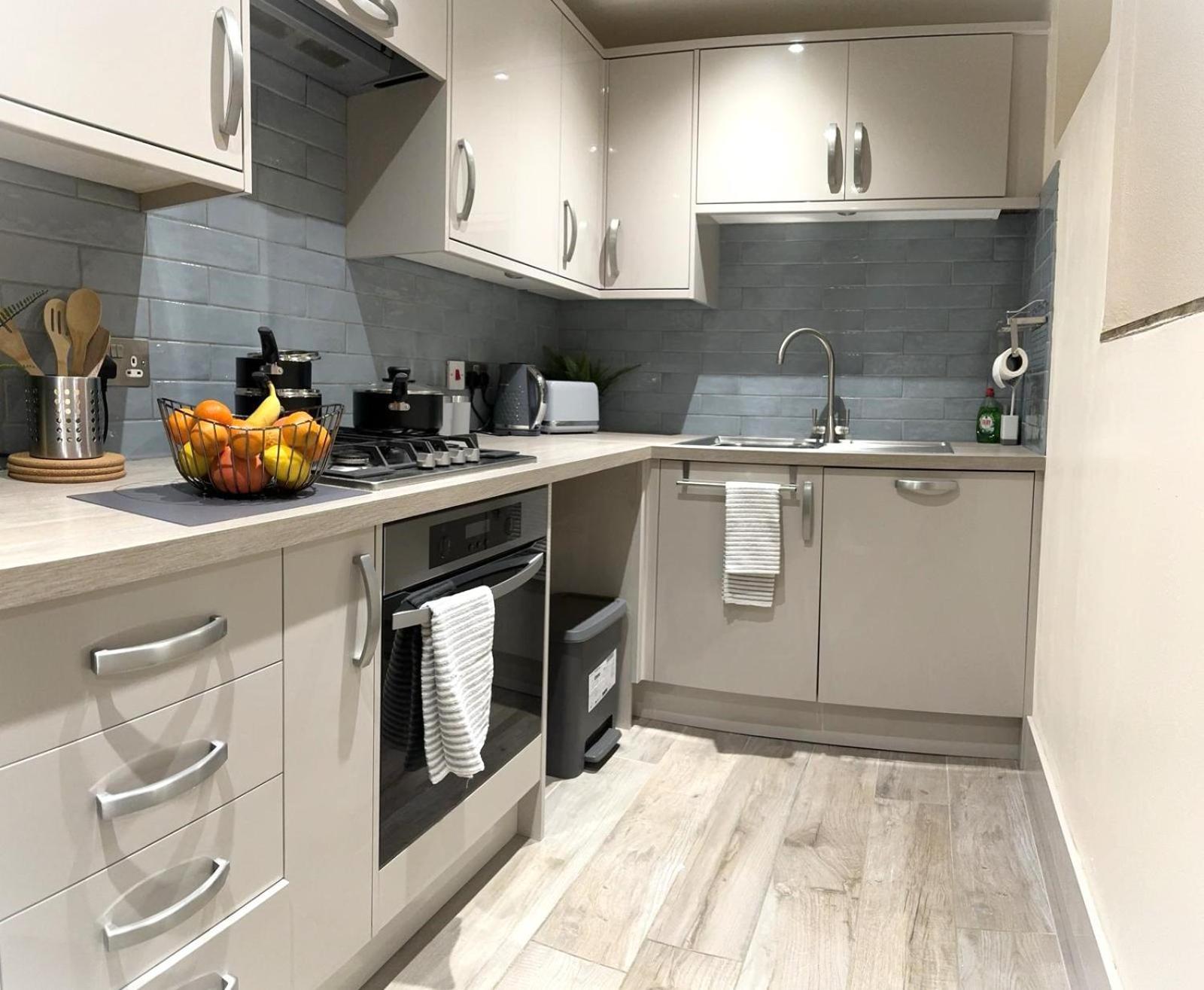 Large Cosy 2 Bedroom Ground Floor Flat In Stevenage Sg1 Sleeps 4-5 Free Parking Esterno foto
